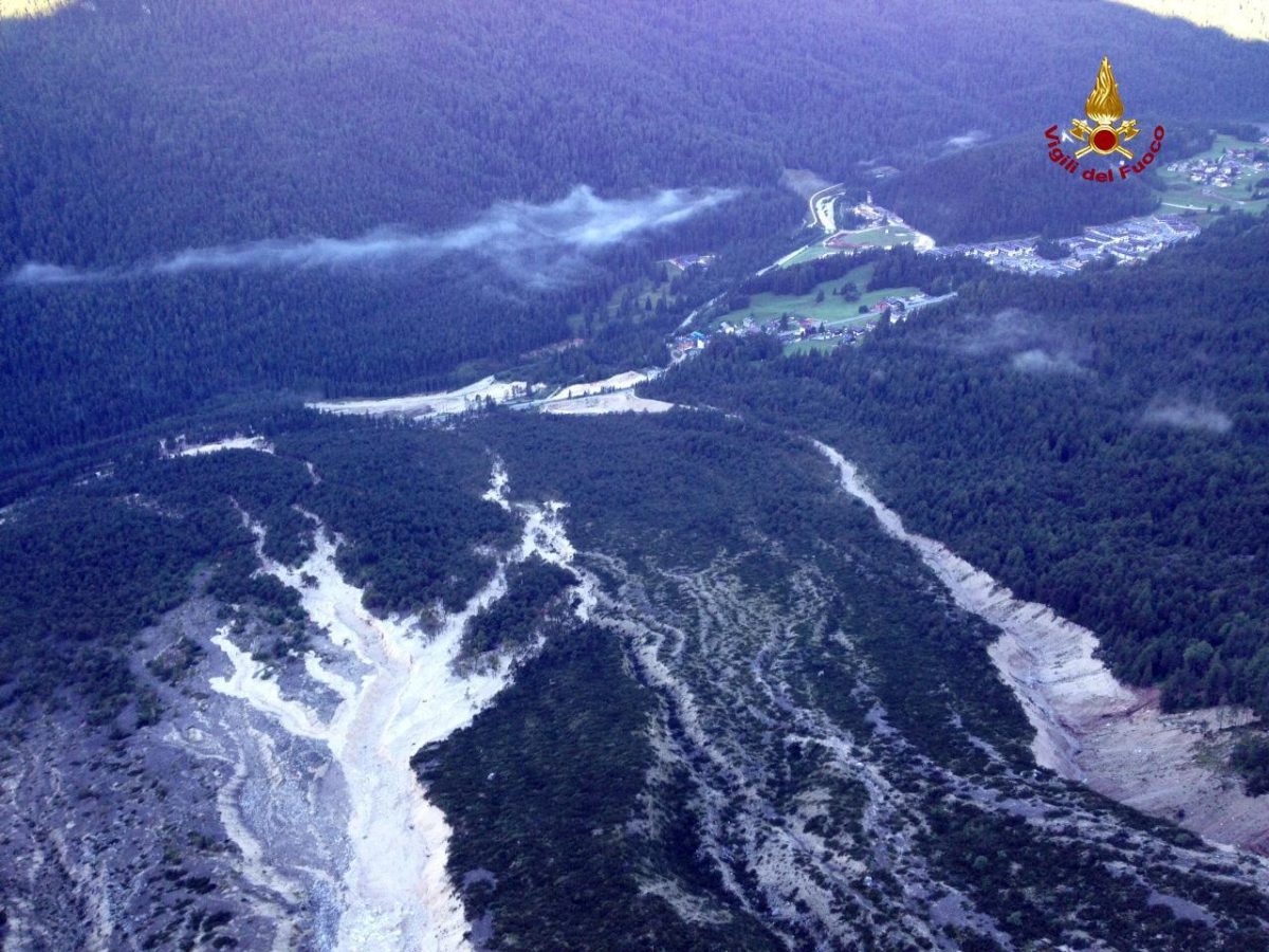 Galleria foto 'Maltempo, una frana devasta il Cadore, tre morti – Foto e video' - foto 30