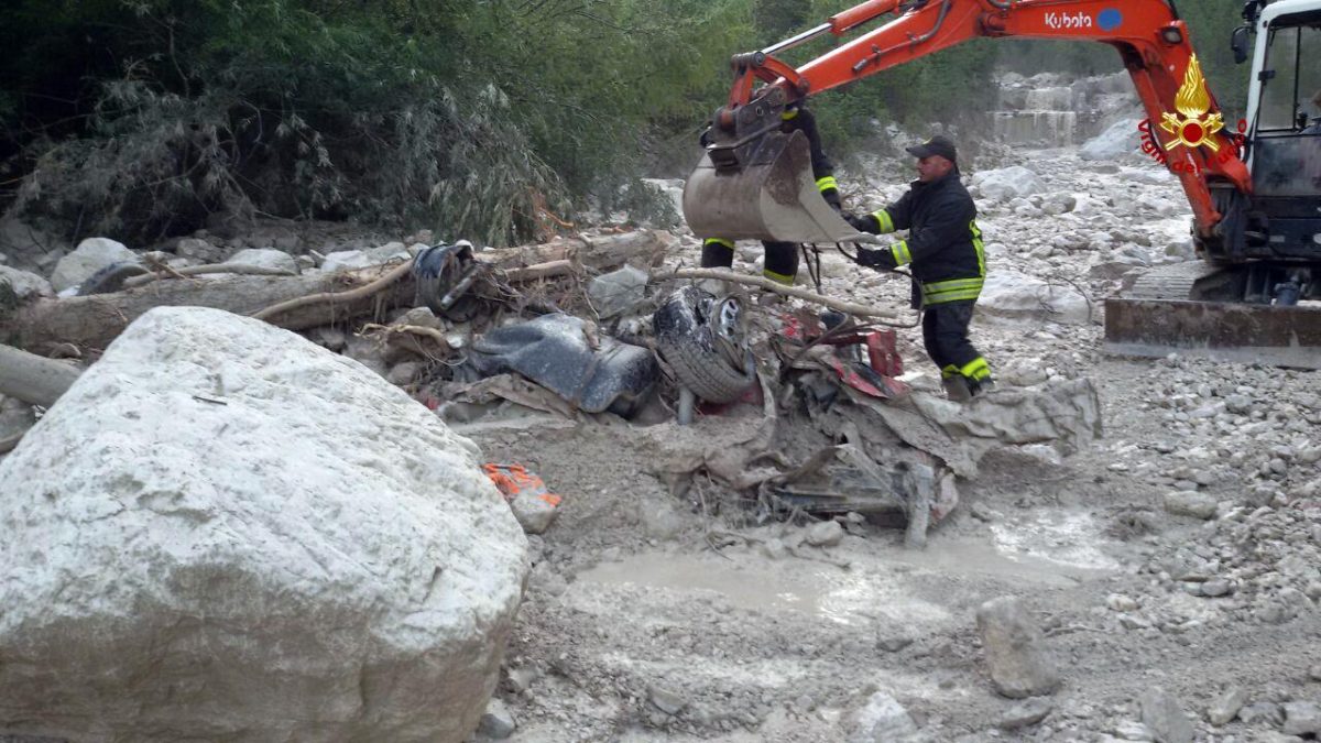 Galleria foto 'Maltempo, una frana devasta il Cadore, tre morti – Foto e video' - foto 15