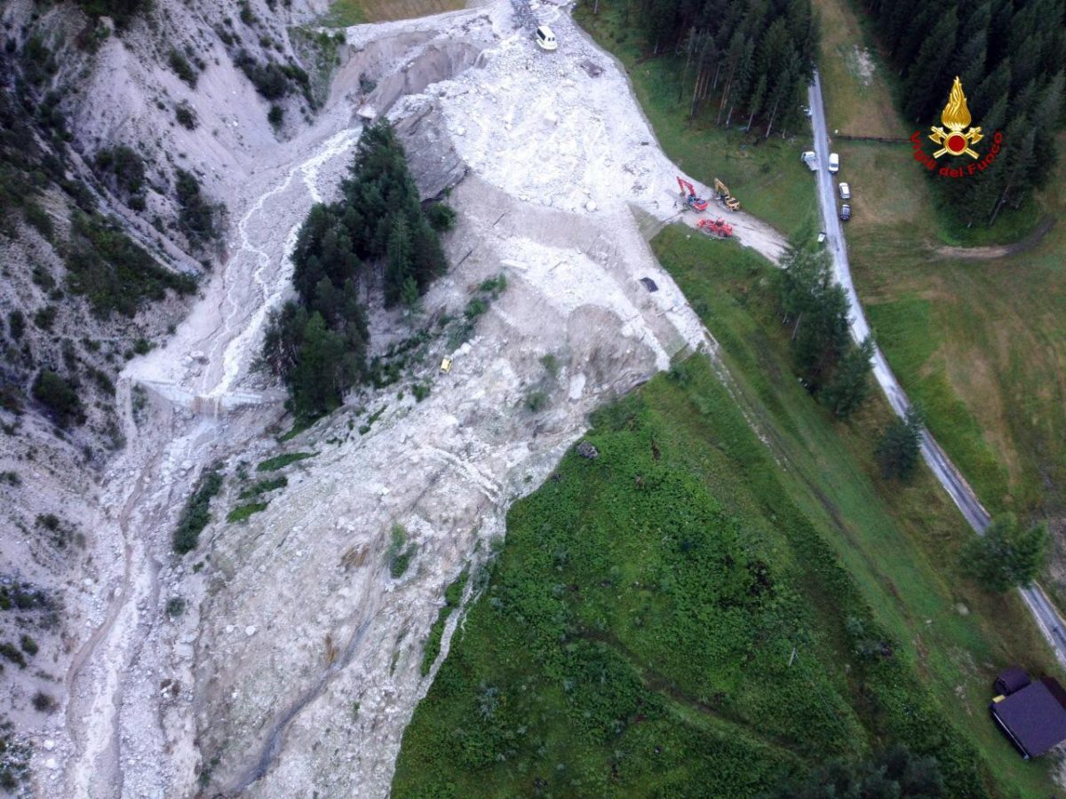 Galleria foto 'Maltempo, una frana devasta il Cadore, tre morti – Foto e video' - foto 16