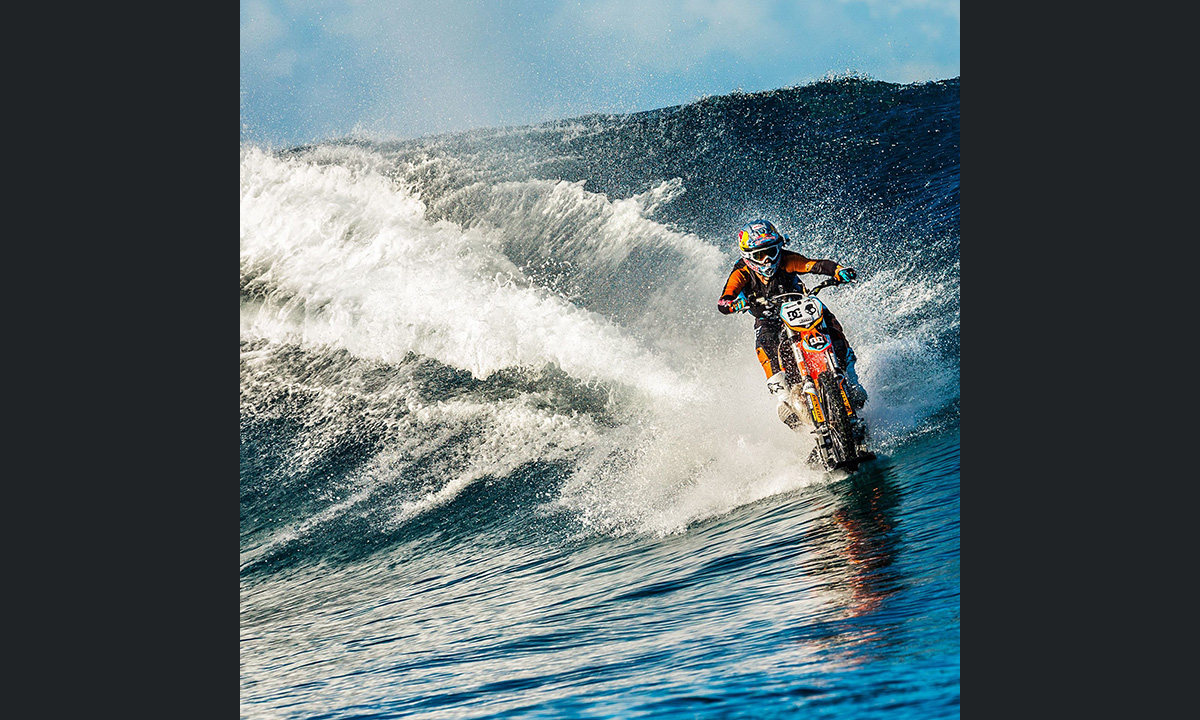 Robbie Maddison, motociclista sulle onde a Tahiti