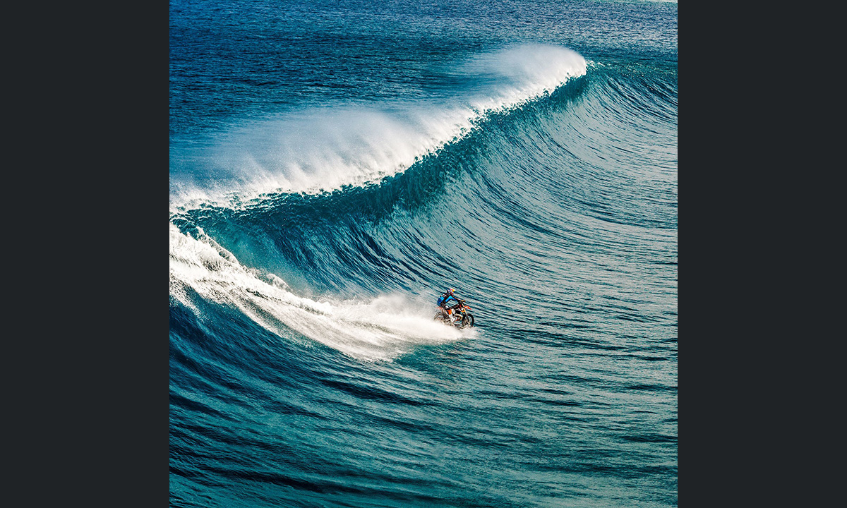 Robbie Maddison, motociclista sulle onde a Tahiti