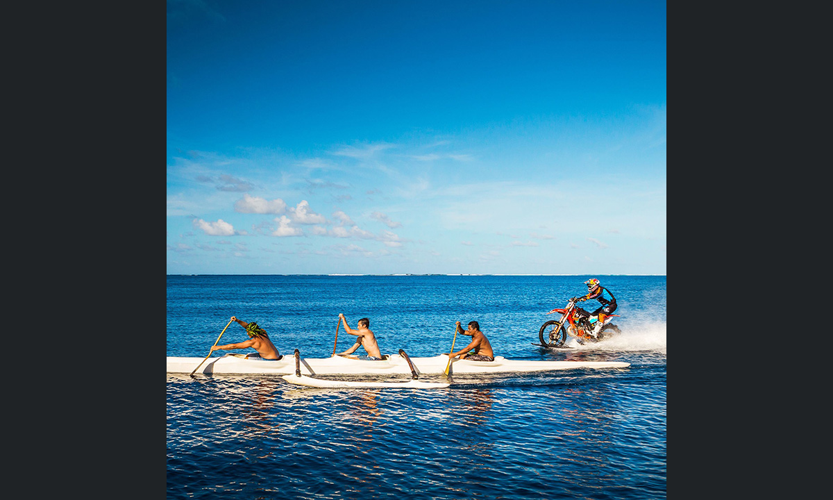 Robbie Maddison, motociclista sulle onde a Tahiti