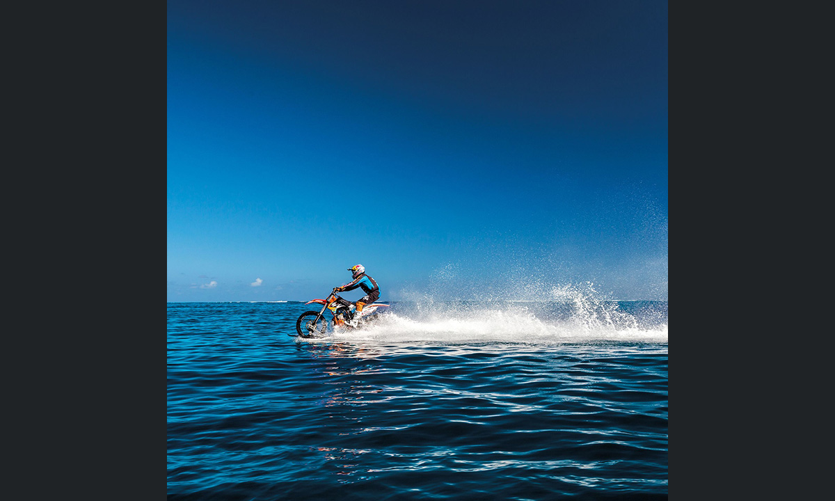 Robbie Maddison, motociclista sulle onde a Tahiti