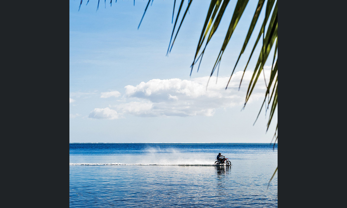 Robbie Maddison, motociclista sulle onde a Tahiti