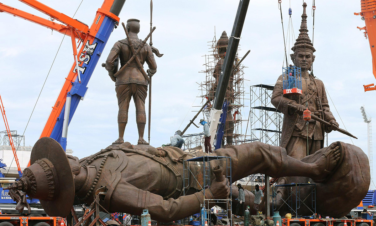 Thailandia, le grandi statue degli antichi re – Foto