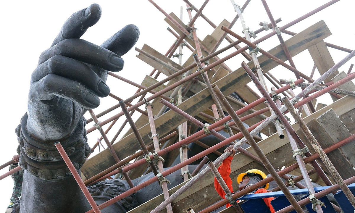 Thailandia, le grandi statue degli antichi re – Foto