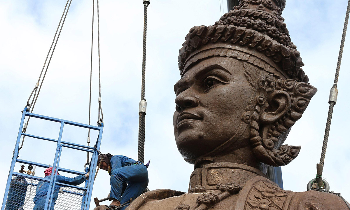 Thailandia, le grandi statue degli antichi re – Foto