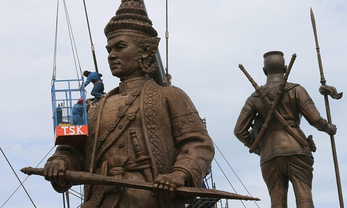 Thailandia, le grandi statue degli antichi re – Foto