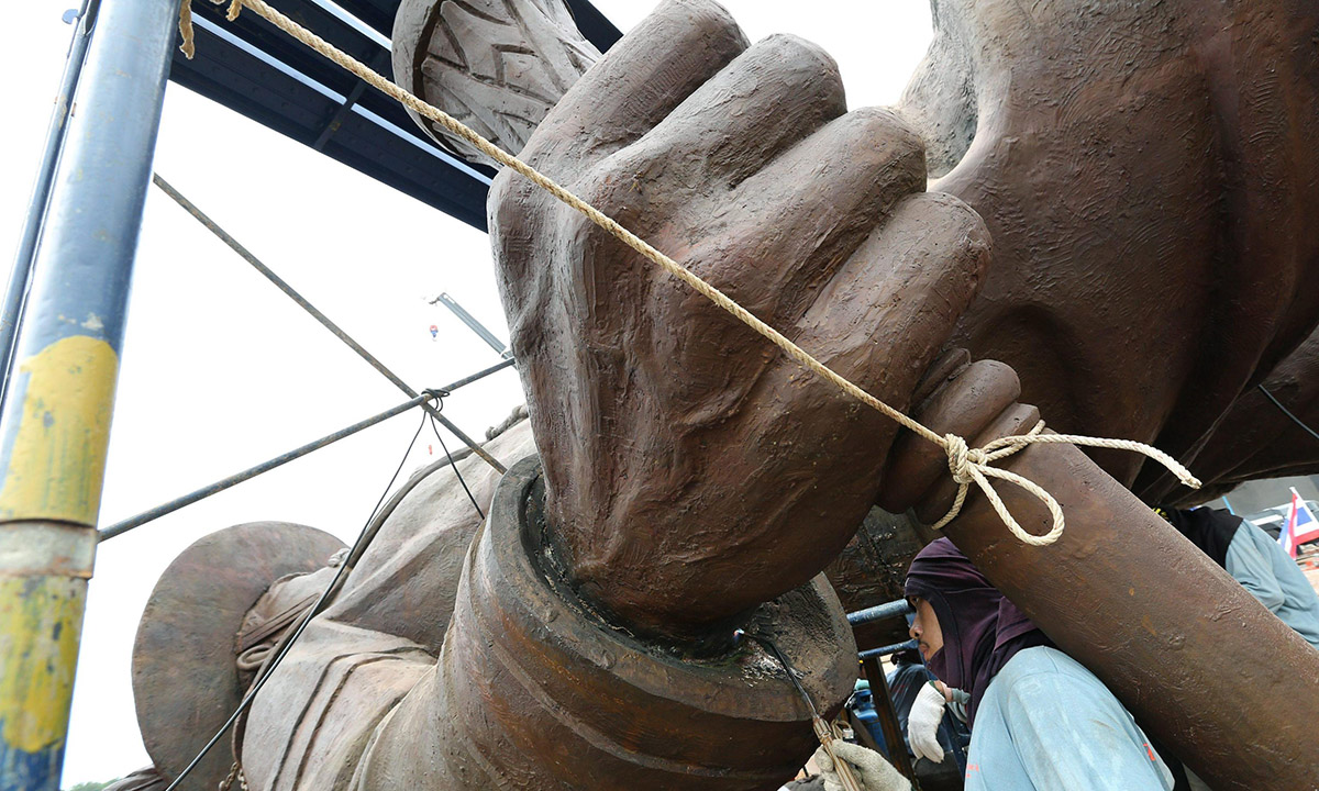 Thailandia, le grandi statue degli antichi re – Foto