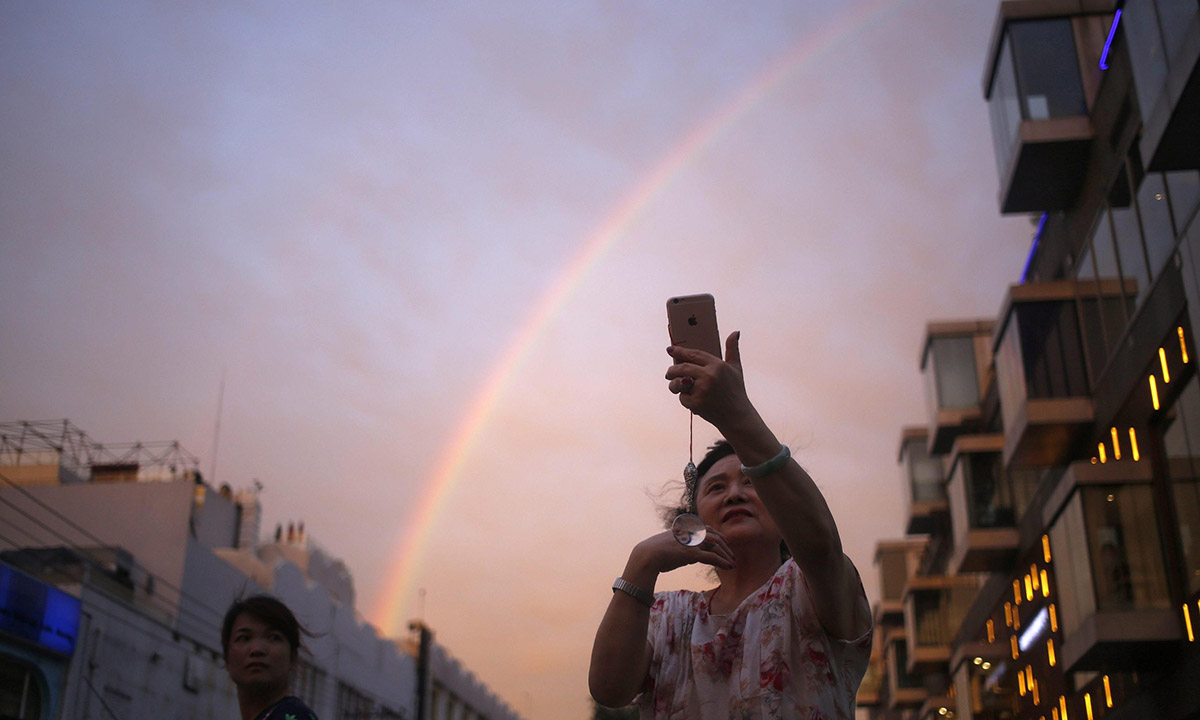 L’arcobaleno nel cielo di Pechino, prima del tramonto