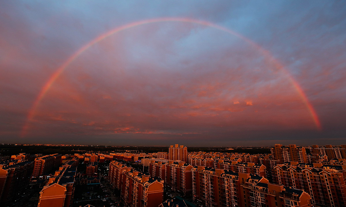 L’arcobaleno nel cielo di Pechino, prima del tramonto