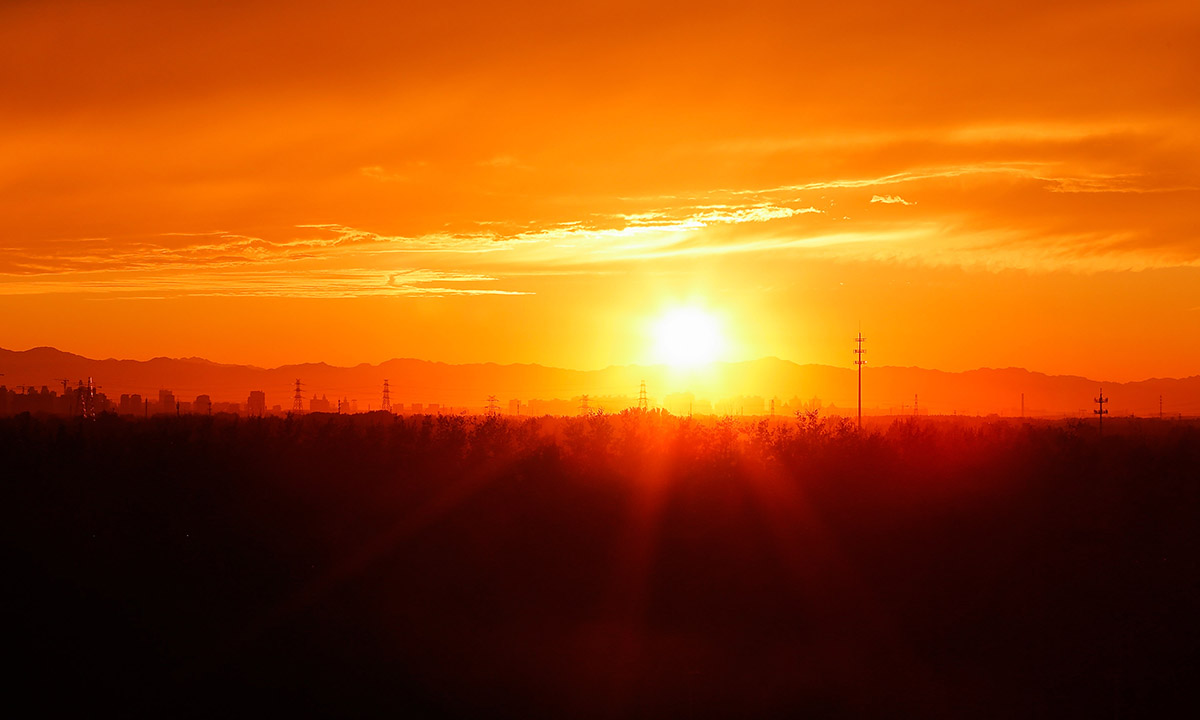 L’arcobaleno nel cielo di Pechino, prima del tramonto