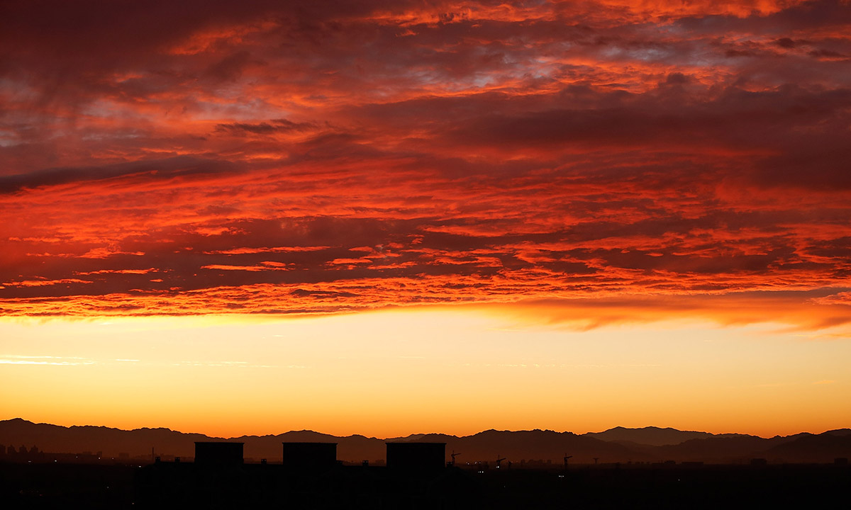 L’arcobaleno nel cielo di Pechino, prima del tramonto