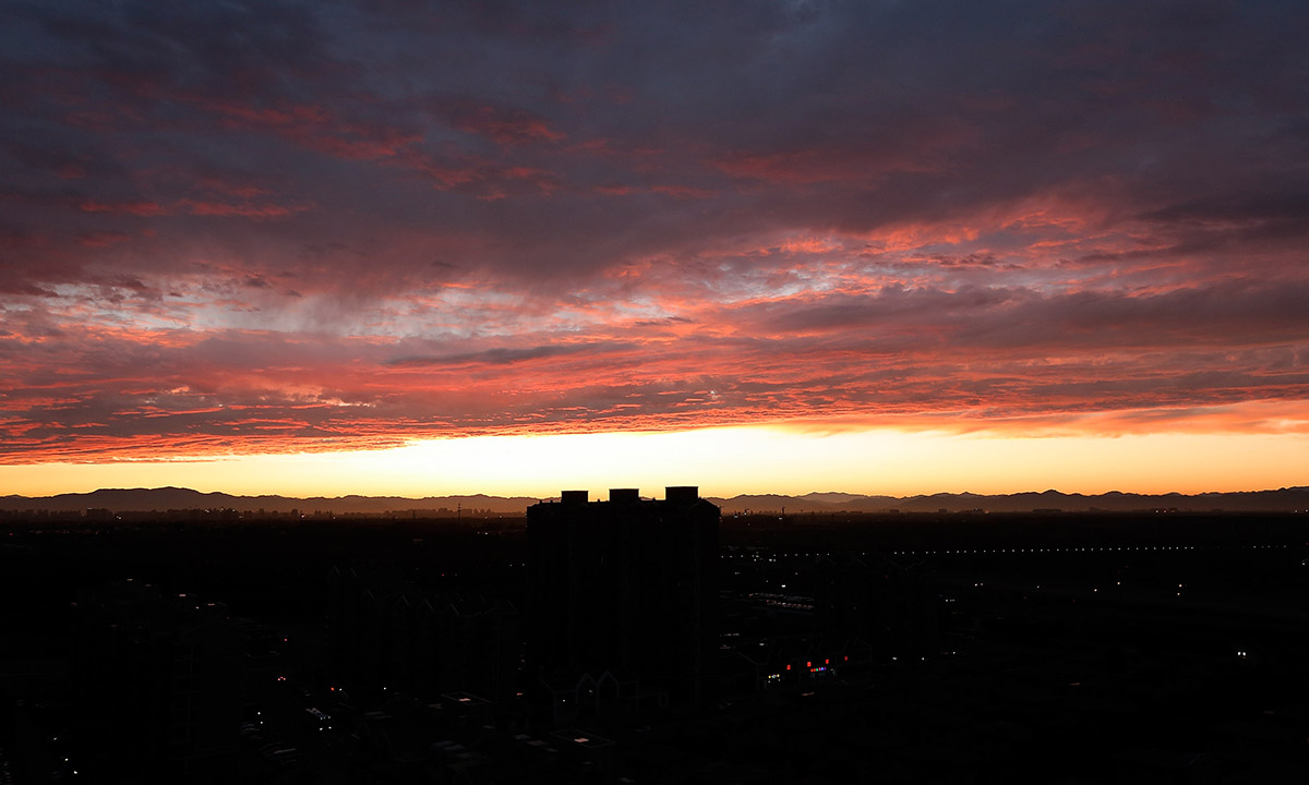 L’arcobaleno nel cielo di Pechino, prima del tramonto