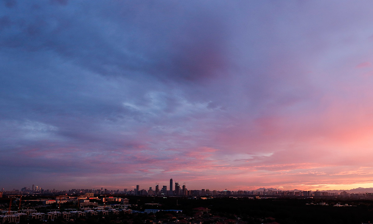 L’arcobaleno nel cielo di Pechino, prima del tramonto