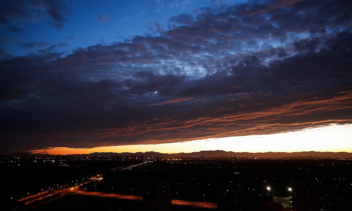 L’arcobaleno nel cielo di Pechino, prima del tramonto
