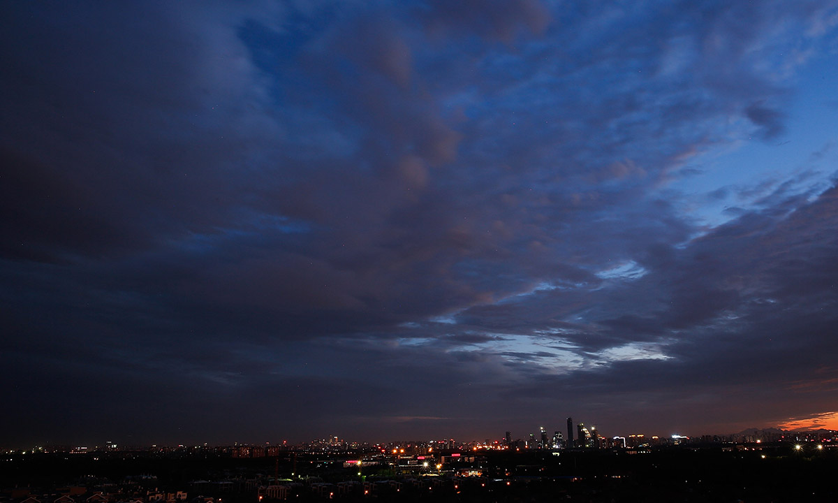 L’arcobaleno nel cielo di Pechino, prima del tramonto