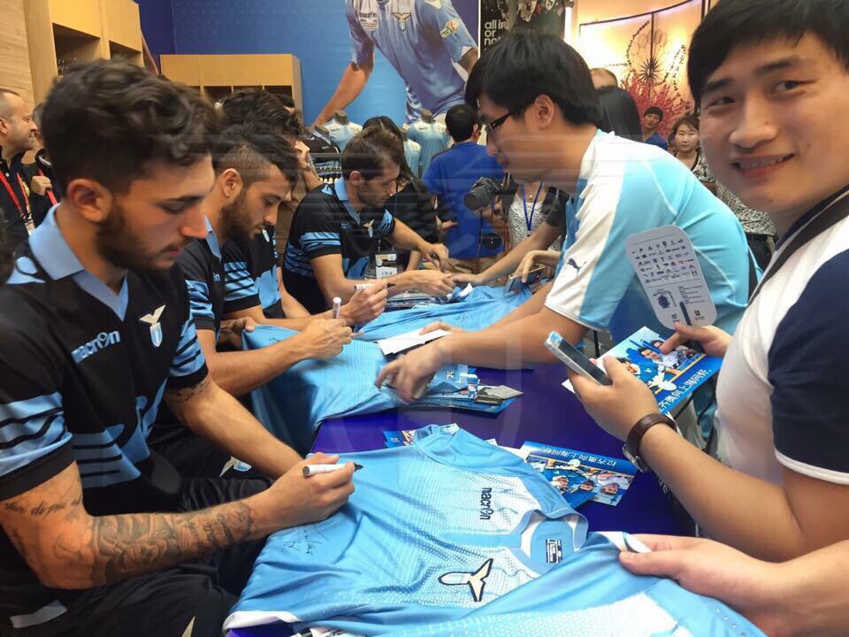 La Lazio ha presentato a Shanghai le nuove maglie da trasferta