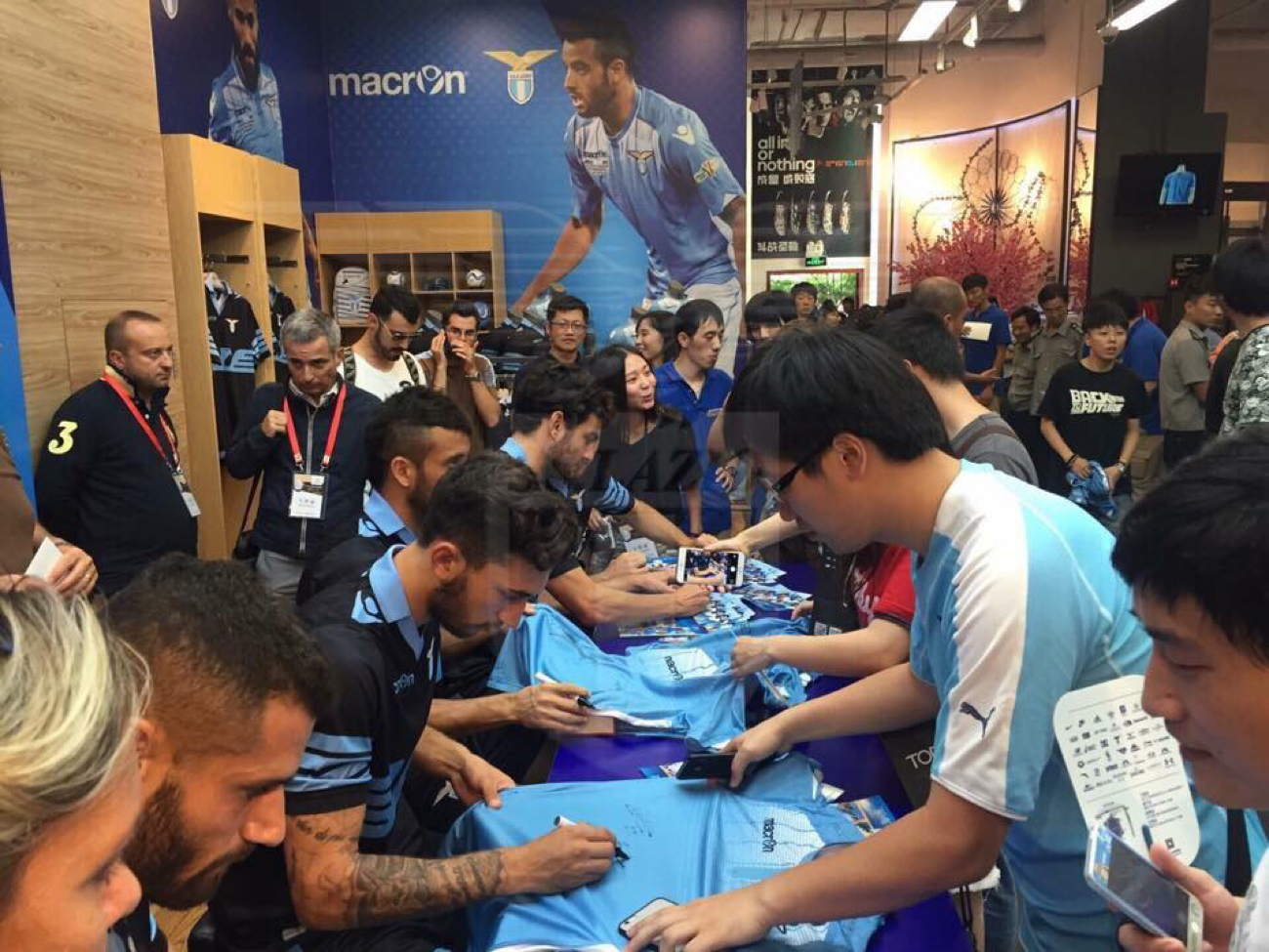 La Lazio ha presentato a Shanghai le nuove maglie da trasferta