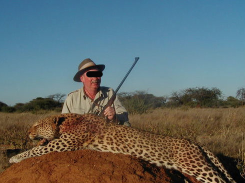 Leoni, elefanti e vite umane: il business milionario della caccia illegale Leoni, elefanti e vite umane: il business milionario della caccia illegale