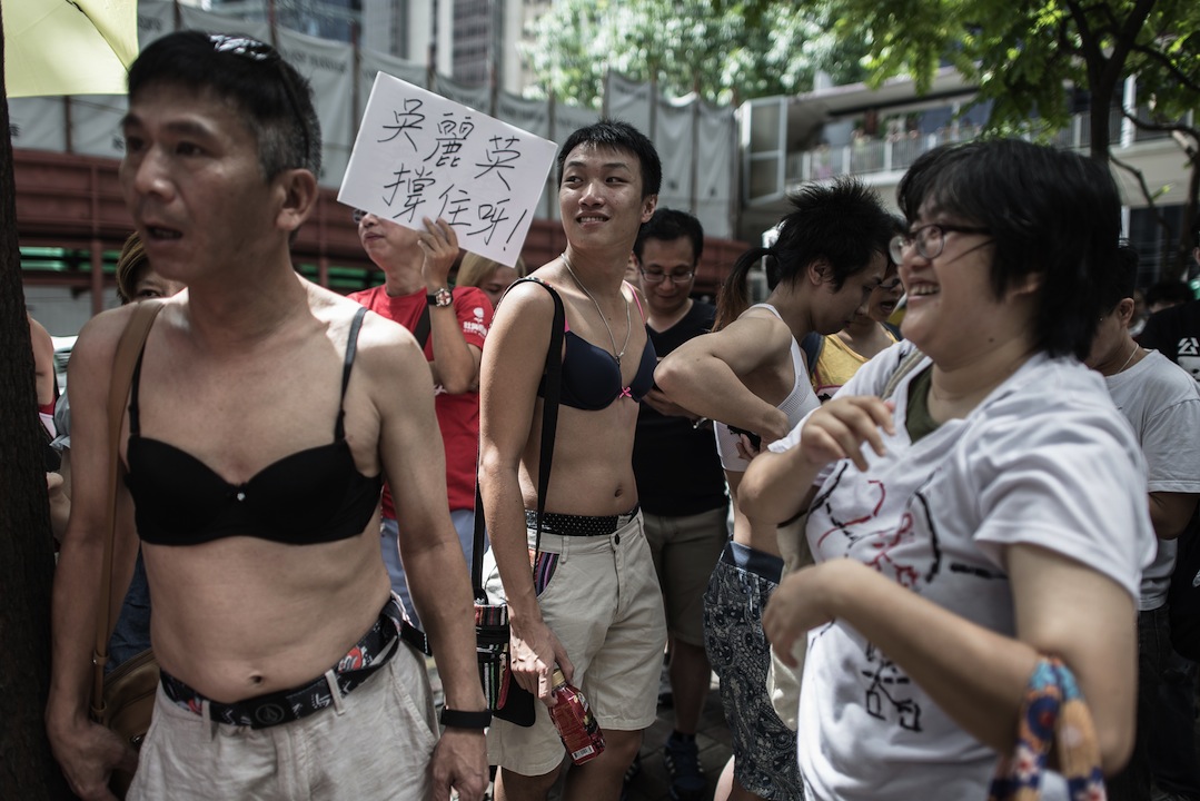 A Hong Kong anche gli uomini per “La rivolta dei reggiseni”