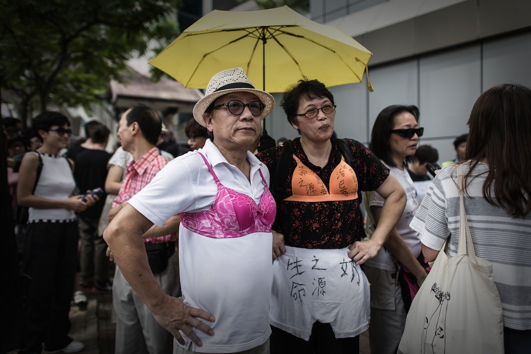A Hong Kong anche gli uomini per “La rivolta dei reggiseni”