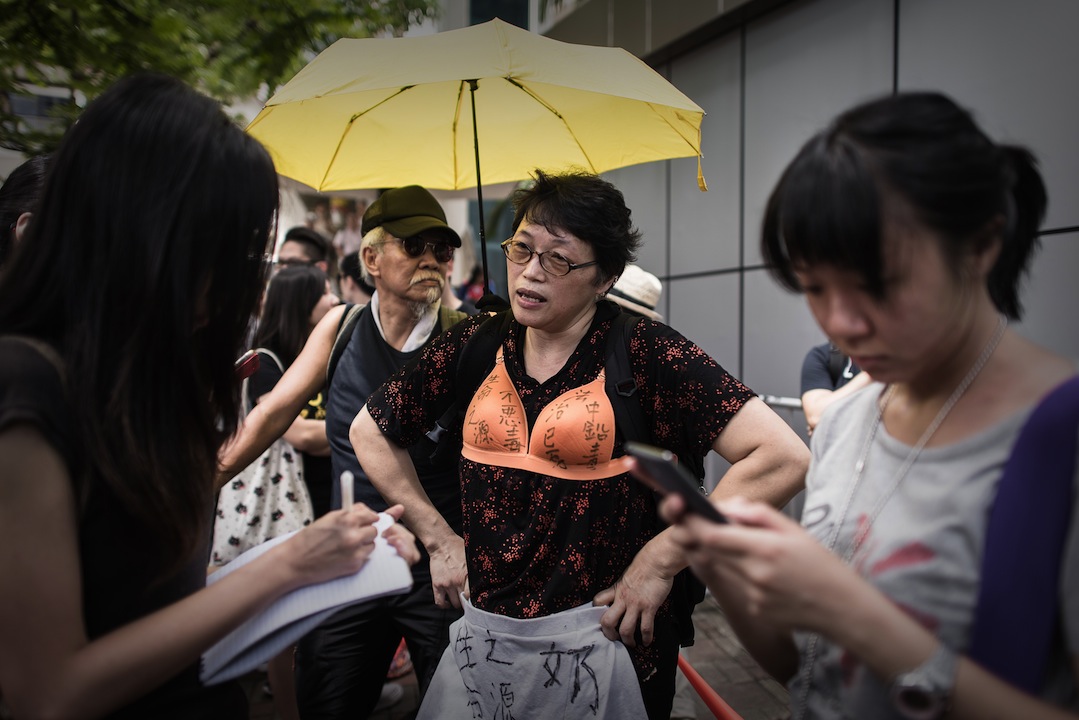 A Hong Kong anche gli uomini per “La rivolta dei reggiseni”