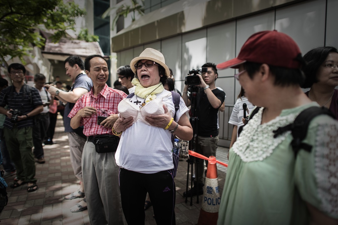 A Hong Kong anche gli uomini per “La rivolta dei reggiseni”