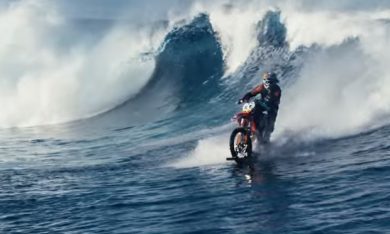 Fare surf con la moto? Si può