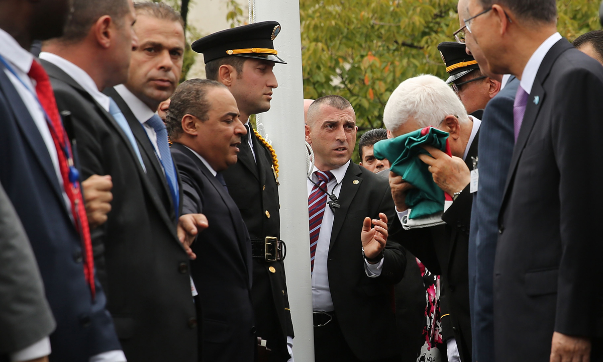 ONU, la bandiera palestinese sventola al Palazzo di vetro – Foto