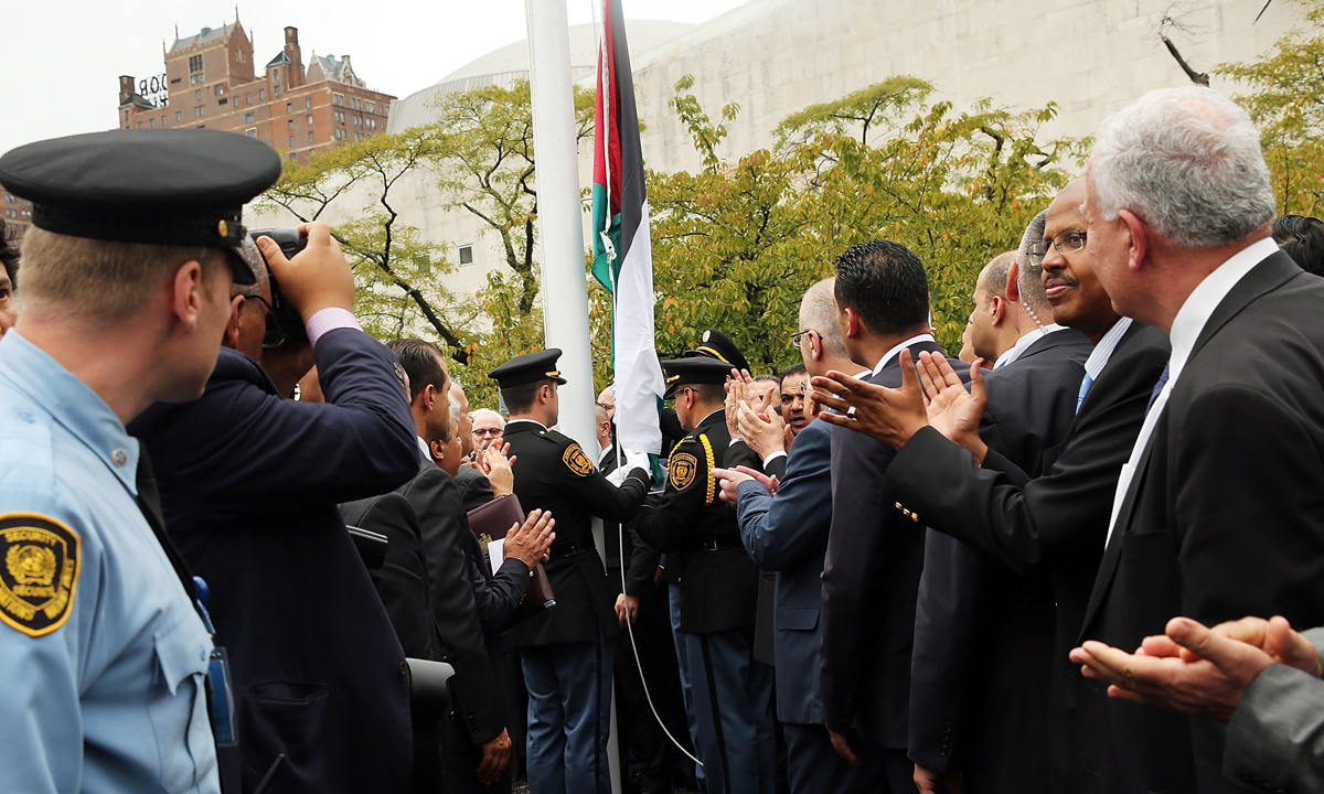 ONU, la bandiera palestinese sventola al Palazzo di vetro – Foto