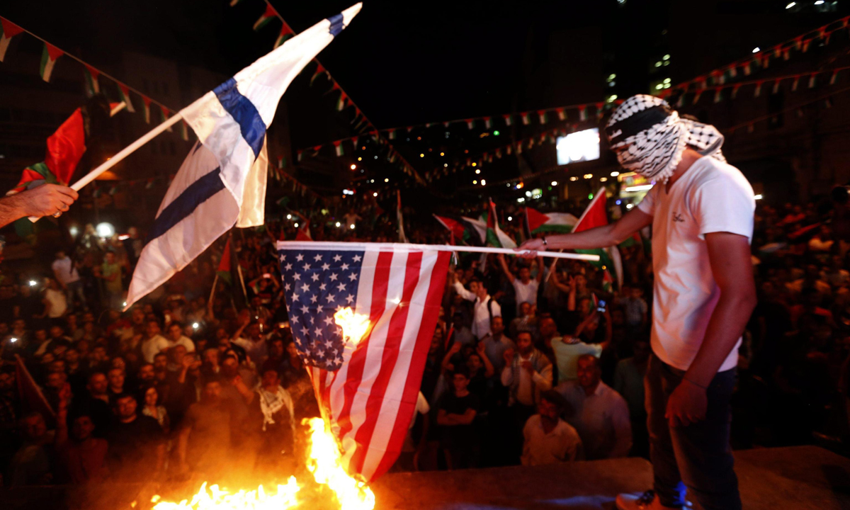 ONU, la bandiera palestinese sventola al Palazzo di vetro – Foto