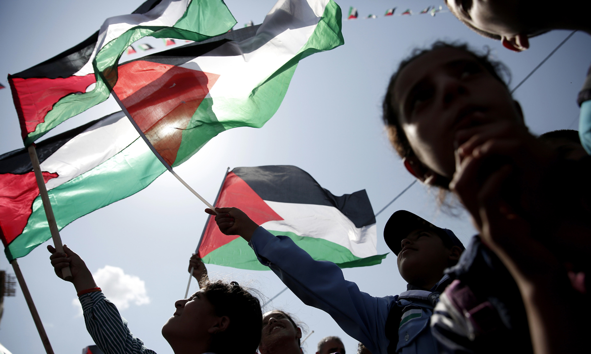 ONU, la bandiera palestinese sventola al Palazzo di vetro – Foto