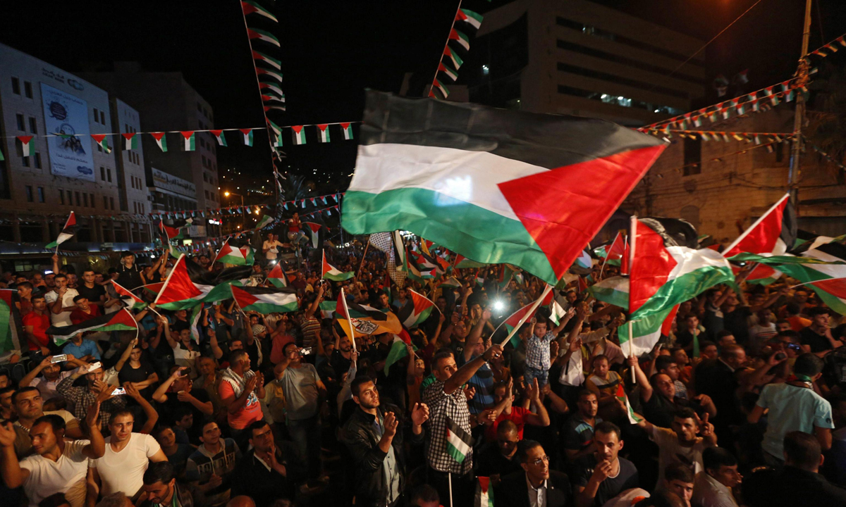 ONU, la bandiera palestinese sventola al Palazzo di vetro – Foto