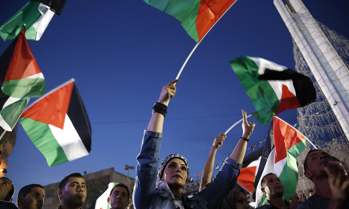 ONU, la bandiera palestinese sventola al Palazzo di vetro – Foto