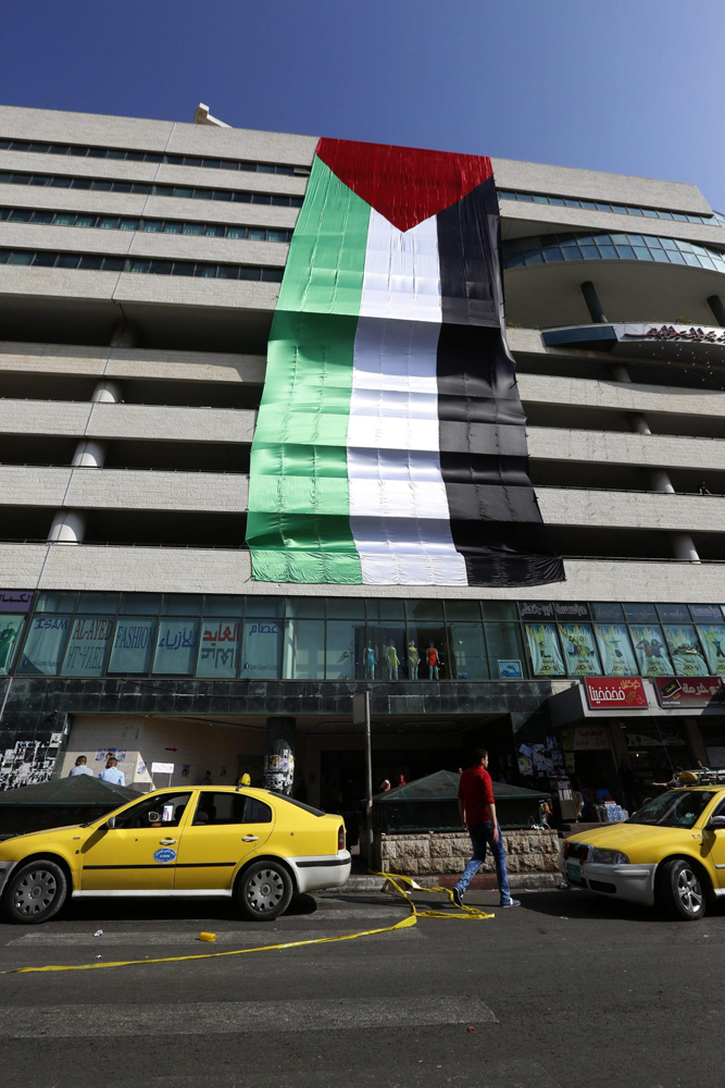 ONU, la bandiera palestinese sventola al Palazzo di vetro – Foto