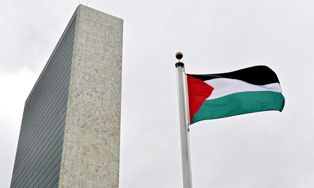 ONU, la bandiera palestinese sventola al Palazzo di vetro – Foto