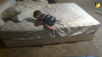 Piccolo genio trova il modo per scendere dal lettone