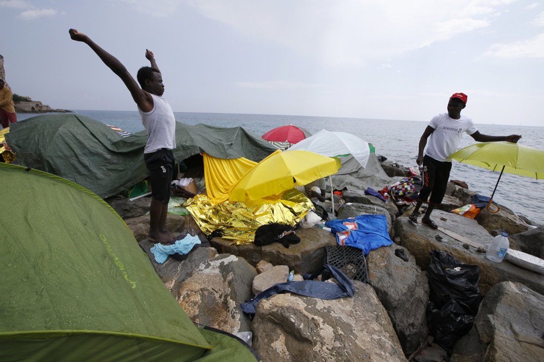 Ventimiglia, sgomberato il presidio dei migranti sugli scogli – Foto Ventimiglia, sgomberato il presidio dei migranti sugli scogli – Foto