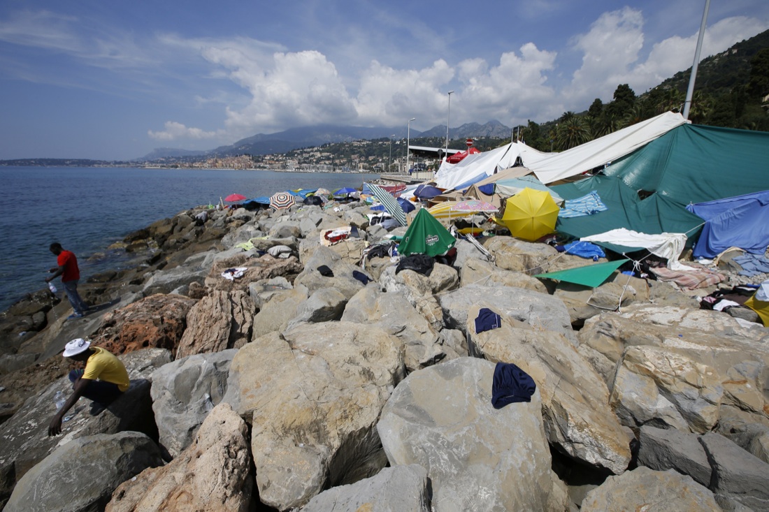 Ventimiglia, sgomberato il presidio dei migranti sugli scogli – Foto Ventimiglia, sgomberato il presidio dei migranti sugli scogli – Foto