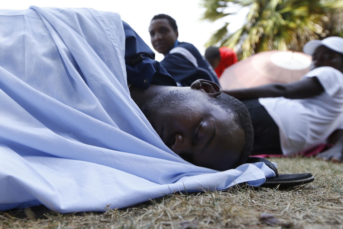 Ventimiglia, sgomberato il presidio dei migranti sugli scogli – Foto Ventimiglia, sgomberato il presidio dei migranti sugli scogli – Foto