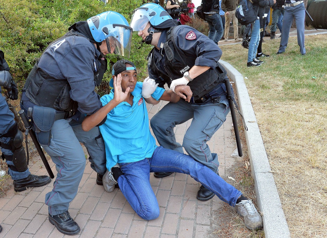 Ventimiglia, sgomberato il presidio dei migranti sugli scogli – Foto Ventimiglia, sgomberato il presidio dei migranti sugli scogli – Foto