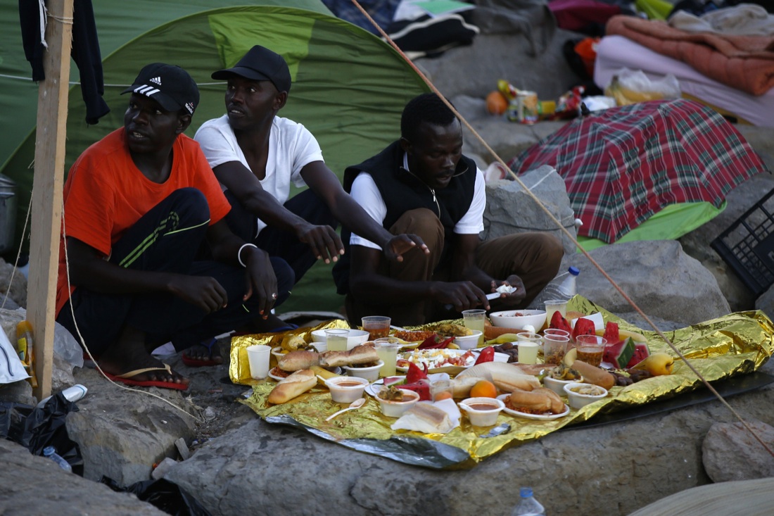 Ventimiglia, sgomberato il presidio dei migranti sugli scogli – Foto Ventimiglia, sgomberato il presidio dei migranti sugli scogli – Foto