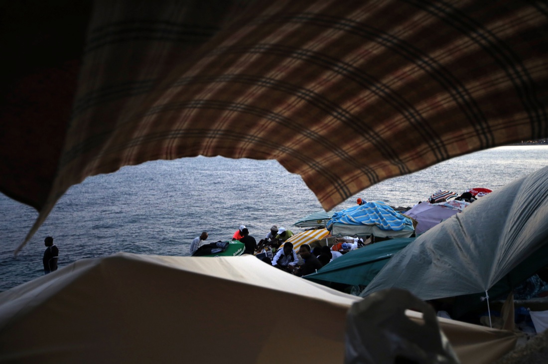 Ventimiglia, sgomberato il presidio dei migranti sugli scogli – Foto Ventimiglia, sgomberato il presidio dei migranti sugli scogli – Foto
