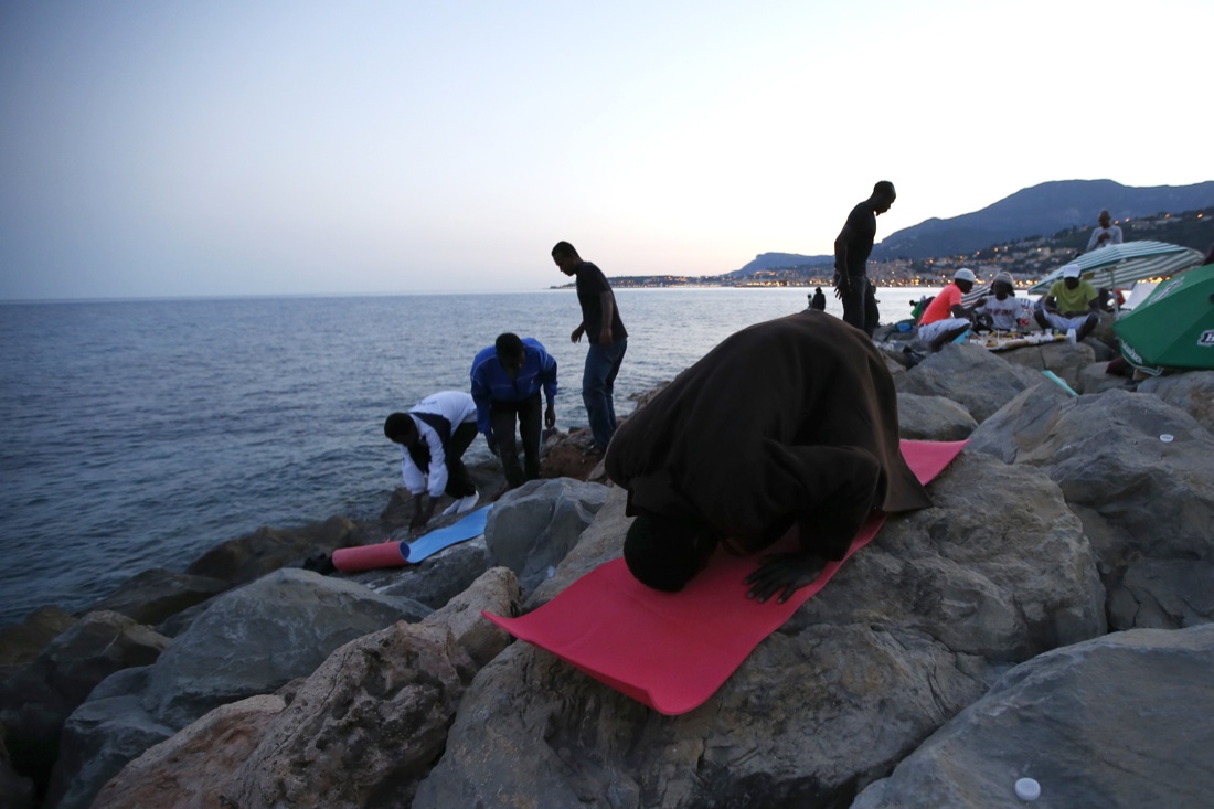 Ventimiglia, sgomberato il presidio dei migranti sugli scogli – Foto Ventimiglia, sgomberato il presidio dei migranti sugli scogli – Foto