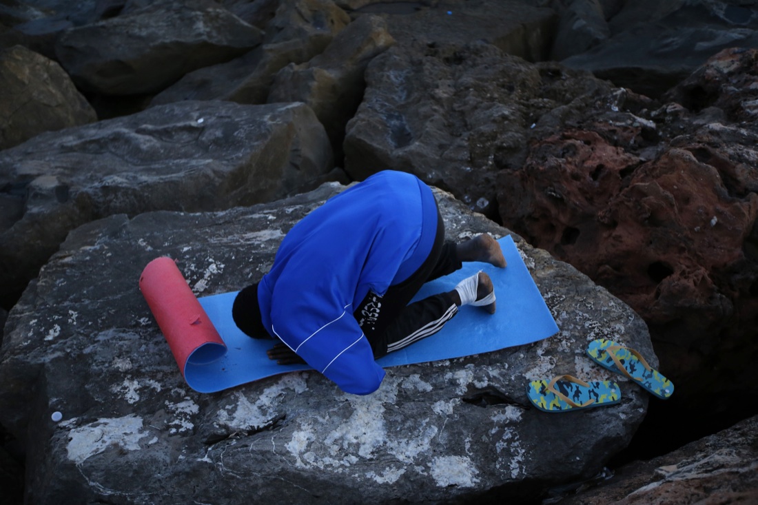 Ventimiglia, sgomberato il presidio dei migranti sugli scogli – Foto Ventimiglia, sgomberato il presidio dei migranti sugli scogli – Foto