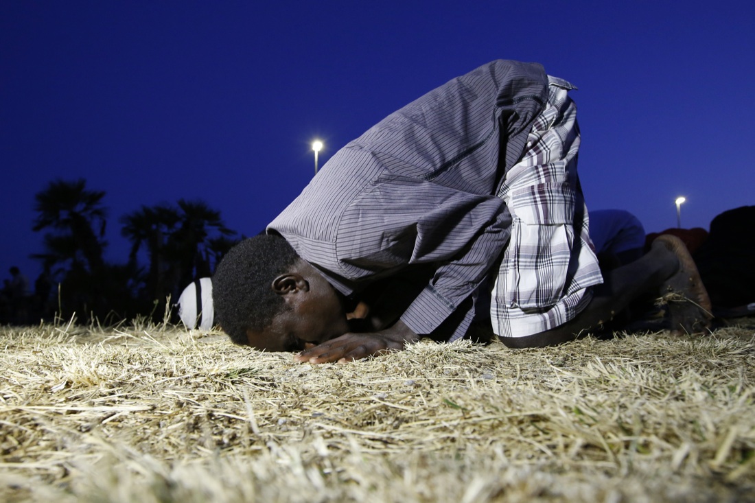 Ventimiglia, sgomberato il presidio dei migranti sugli scogli – Foto Ventimiglia, sgomberato il presidio dei migranti sugli scogli – Foto