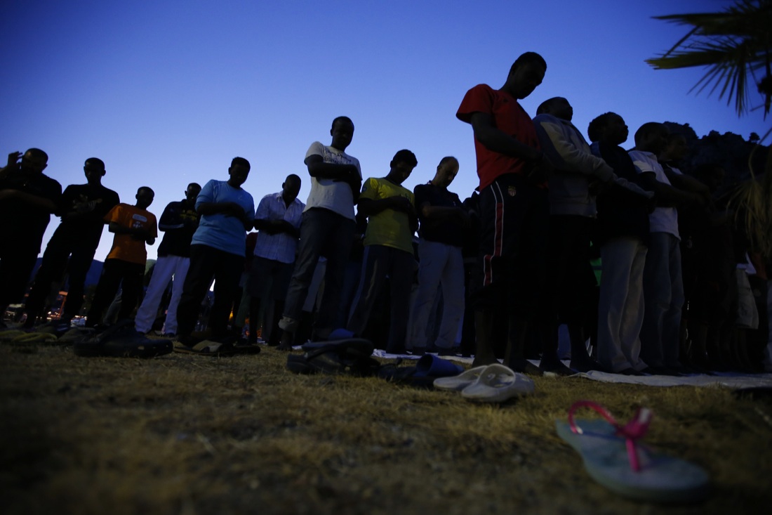 Ventimiglia, sgomberato il presidio dei migranti sugli scogli – Foto Ventimiglia, sgomberato il presidio dei migranti sugli scogli – Foto