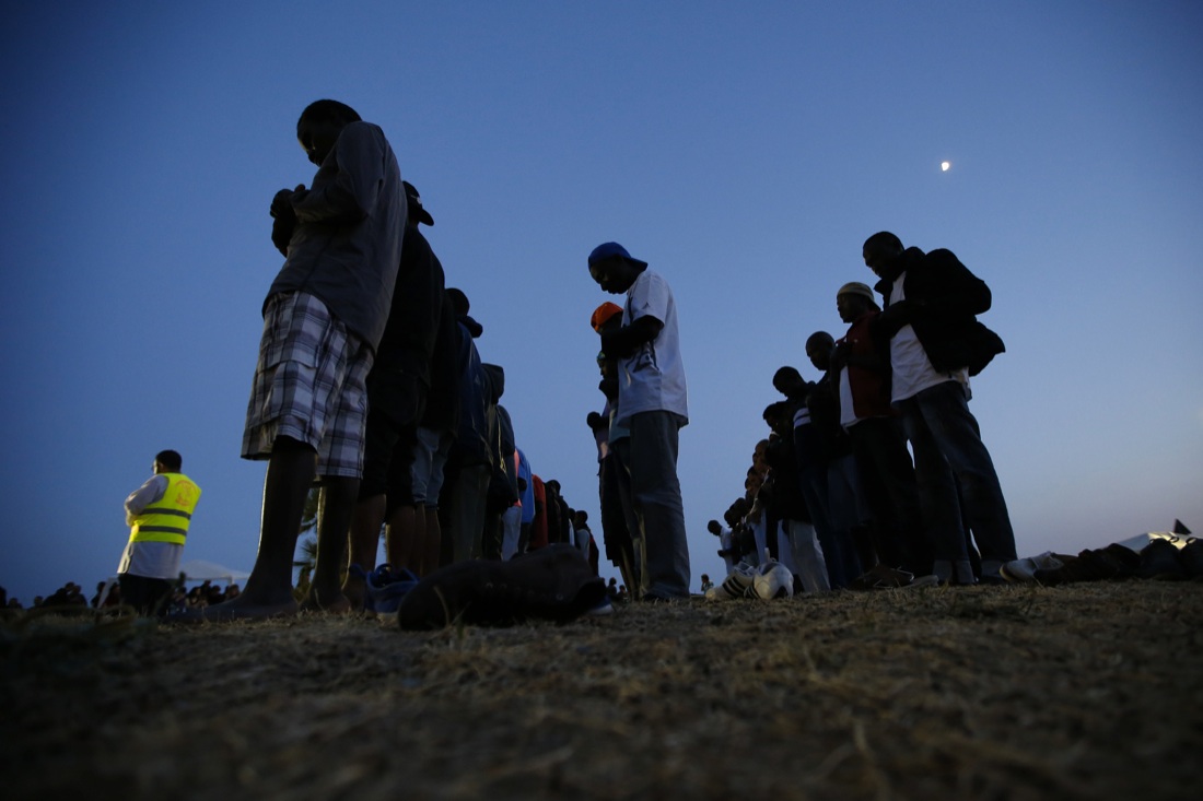 Ventimiglia, sgomberato il presidio dei migranti sugli scogli – Foto Ventimiglia, sgomberato il presidio dei migranti sugli scogli – Foto