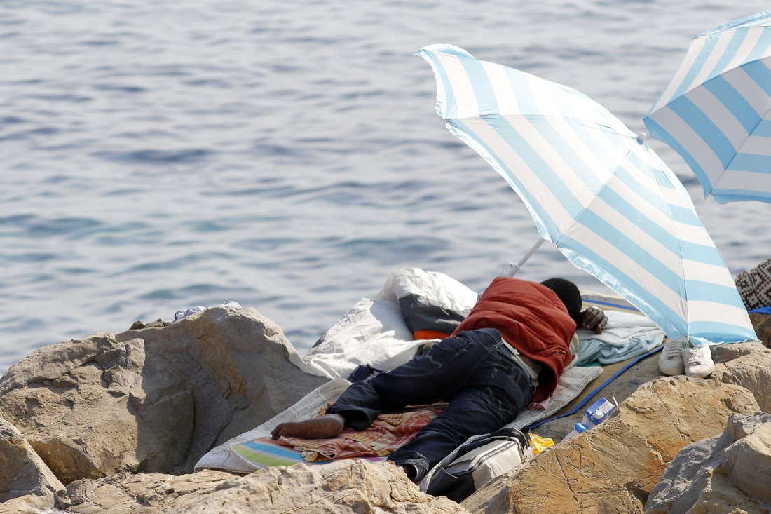 Ventimiglia, sgomberato il presidio dei migranti sugli scogli – Foto Ventimiglia, sgomberato il presidio dei migranti sugli scogli – Foto